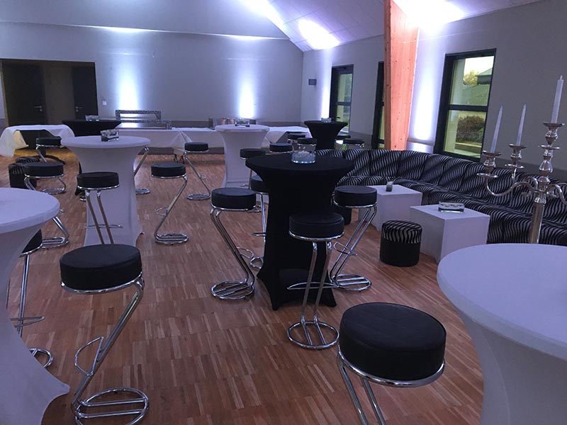 CEN PRODUCTION -  tables hautes blanches et noirs