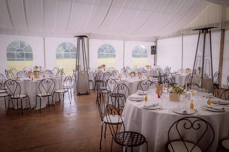 CEN PRODUCTION -  tables blanches et chaises noirs