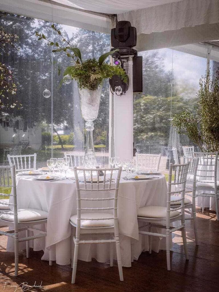 CEN PRODUCTION -  décoration petite table blanche et plante